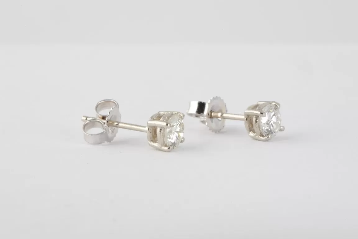 14K White Gold 0.52ctw Diamond Earrings (0.80g)