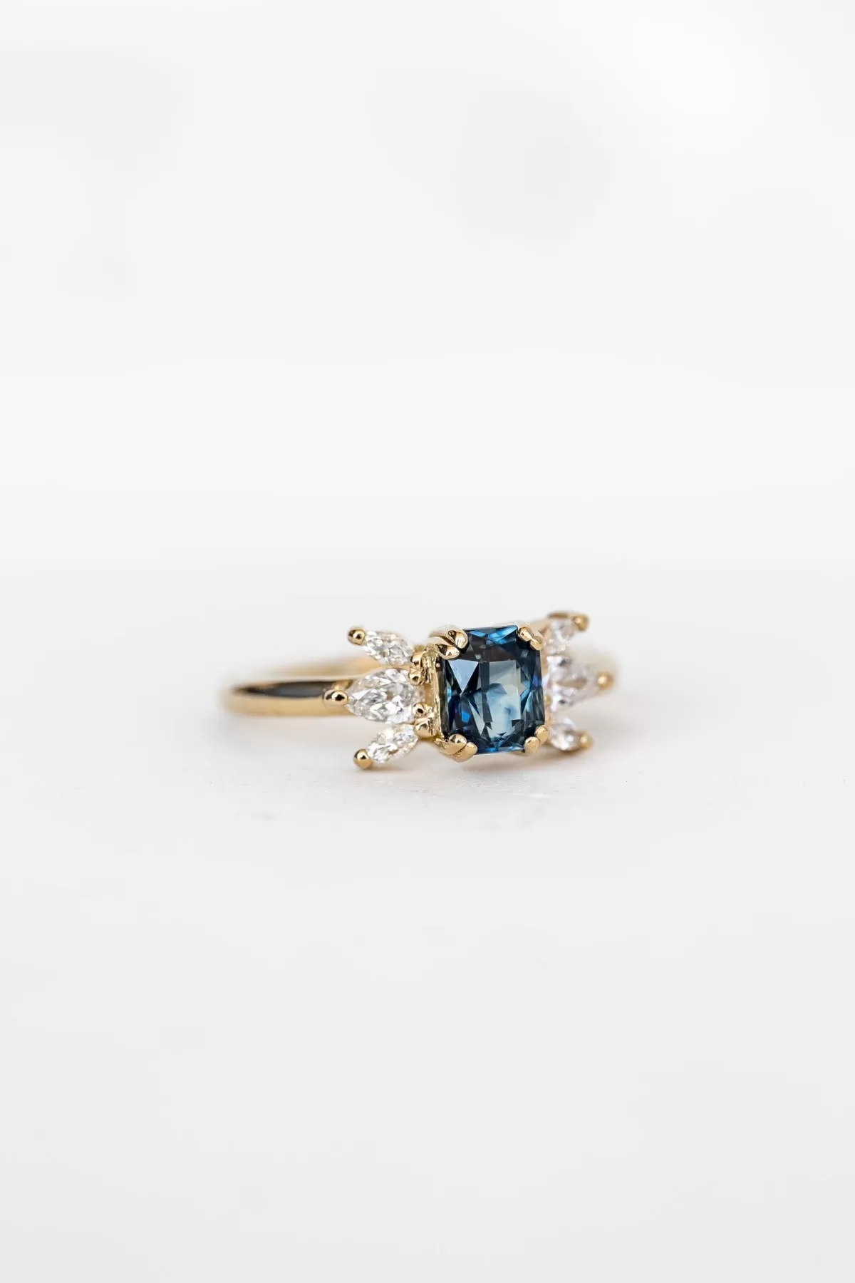 Orchid Ring with 1.11ct Sapphire